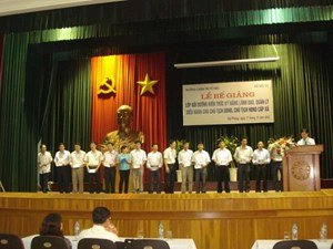 Bế giảng lớp bồi dưỡng kiến thức, kỹ năng lãnh đạo, quản lý, điều hành cho chủ tịch Hội đồng nhân dân, chủ tịch Ủy ban nhân dân cấp xã