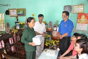 Đoàn Thanh niên Trường Chính trị Tô Hiệu thăm và tặng quà  các gia đình có công với cách mạng 