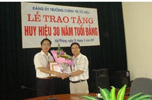 Lễ trao tặng Huy hiệu 30 năm tuổi Đảng